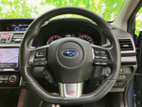 握りやすい形状のステアリングは、運転操作をスムーズに。オーディオやハンズフリー通話のスイッチも操作しやすい位置に配置されています。