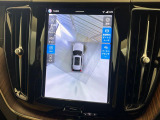 【360&deg;ビューカメラ】4台の高解像度カメラで360度の鳥瞰図を表示。隣の車や壁、死角にある障害物などを画面で確認できるため、狭いスペースでの駐車・出入りも安心です。