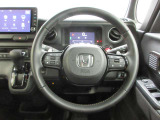 ハンドルの両側に操作ボタンが付いております。運転しながら操作ができるのでとっても便利!