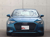 ●一目でAudiとわかる特徴的なシングルフレームグリル・LEDランプ。精悍なフロントマスクからAudiのスマートで上品なブランドを連想させてくれます。女性にも大変ご好評頂いております。