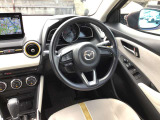 ドライバーが心に余裕をもって運転に集中できること、助手席や後席からもすっきりと前を見通せる空間の起点となり、全員が安心してドライブを楽しめることをモットーにシンプルなレイアウトとなっています。