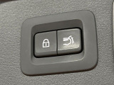 【パワーバックドア】スマートキーや運転席のボタンを押すだけでリアゲートが自動で開閉します!荷物を持っている時や、高い位置にあるバックドアを閉める際に便利な機能です♪