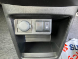 【運転席シートヒーター】じんわりあたたまるうれしいシートヒーター◎エアコンの乾いた風がちょっと苦手という方も安心◎2種類のUSBソケット電源便利便利充電不足の不安も解消出来ちゃいます◎