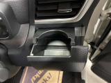 運転席と助手席には、回転式のインパネカップホルダーが装備されています。
