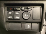 リアドアは乗り降りに便利な両側電動スライドドアです。また運転席に座っていながらスイッチ操作で自在にスライドドアを開け閉めできます。またVSA解除スイッチを装備しています。