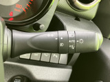 操作感の良いウインカーレバー。スムーズな操作で、安全な車線変更をサポートします。オート機能も搭載されており、使い勝手も抜群です。