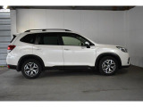 スバルの4WD(AWD)は直進安定性に優れ、日常走行から高速走行まで、さまざまなシーンで安心感に満ちた走りが愉しめます。それは悪路や泥道など左右のタイヤの路面状況が異なるシーンでも変わりません。