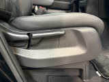 運転席のシートは高さ調整もできます