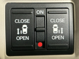 【両側パワースライドドア】両側がパワースライドドアになっており、運転席のスイッチやスマートキーでも開閉が可能です!開口部も広いので乗り降りも楽々♪
