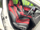 【専用赤革スポーツシート】ホールド性に優れ、カーブ時の体が流れを抑制してくれます。また、体にフィットするから腰や背中が疲れにくく、ロングドライブや高速走行でも快適にお過ごしいただけます♪