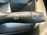 車外の明るさに応じでライトを点灯、消灯してくれるオートライト機能です☆お天気の良い昼間のトンネル走行などオートにしてると便利で安心です☆エンジン停止時にライトの消し忘れも無くなります☆