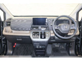 操作性に優れた運転席となります!小物入れや各ボタンの配置にこだわり、使いやすいです!座り心地もよく視認性も良好なのでロングドライブもお任せ下さい!