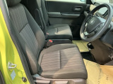 運転席は、大きな座面と包み込むような背もたれがドライバーの身体全体をしっかり支えます。上質なシート素材と座り心地のよいクッションを採用し、長時間の運転やコーナーの多い道も快適です。