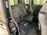 後席をはね上げれば、「もうひとつの荷室」が生まれます。