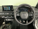 【ハンドル】運転にかかわる様々な操作を安全に行えるように視点移動が少なく操作性に配慮されたスイッチ類が凝縮されたコックピットです。
