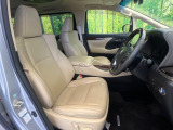 運転席シート廻りは使用感も少なく、良好な状態となっています。前オーナー様が丁寧に使っていたことがよくわかりますね。