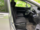 運転席からの視界は広く、運転操作もスムーズ。シートの座り心地も良く、長距離運転でも疲れにくいのが魅力です。快適なドライブを。