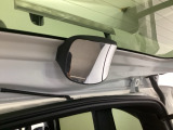 後方視角支援ミラー装備。テールゲートの内側に装着されているミラーにより、車両後方付近を見ることができます。