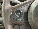 ステアリングにオーディオ操作スイッチが付いています。オーディオ画面に直接タッチしなくても操作が出来ますので、運転に集中できます。