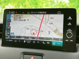 高精細な地図表示で、目的地までスムーズに。周辺情報も確認できるので、初めての場所でも安心してお出かけいただけます。