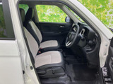 広々とした室内空間が魅力です。運転席からの視界も広く、運転操作もスムーズに行えます。快適なドライブを楽しめます。