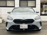【BMWの伝統-1】BMWの特徴的な&ldquo;キドニーグリル&rdquo;は、80年以上続く伝統の形でございます。変わらないこだわりのデザインが、プレミアムブランド&ldquo;BMW&rdquo;を創り出します。