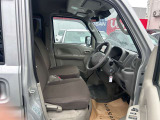 開口部も広く乗り降りのしやすい運転席廻り。見晴らしもよく快適です。