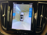 【360&deg;ビューカメラ】4台の高解像度カメラで360度の鳥瞰図を表示。隣の車や壁、死角にある障害物などを画面で確認できるため、狭いスペースでの駐車・出入りも安心です。