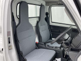 シンプルながら機能性あふれる運転席廻りです。視界性もよく、運転しやすいですよ。