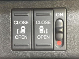 【両側パワースライドドア】スマートキーや運転席のスイッチで後席両側スライドドアの開閉が可能♪電動だから力を入れてドアを開ける必要が無く、小さなお子様でも簡単に開け閉めでき快適です♪