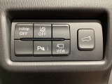 運転席脇のクラスタースイッチ部分にはカメラ切り替えスイッチ、パーキングセンサー、その他走行系スイッチを集中配置しております。