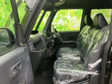 運転席からの視界は広く、運転操作もスムーズに行えます。快適なドライビングをサポートする機能的な空間です。