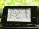 見やすい地図表示で、スムーズな運転をサポート。周辺情報も確認でき、初めての道でも安心して走行できます。高精細な画面で、細部まで鮮明に表示します。