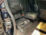 シートをはね上げれば、高さのある荷物も積めます。