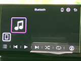 高精細なディスプレイで、音楽や動画をクリアに楽しめます。ドライブ中のエンターテイメントをさらに充実させてくれるでしょう。