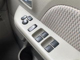 【パワーウインドウ】運転席のスイッチで、各席の窓ガラスの開閉ができます。あると便利ですよね。