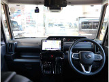 『1台』のお車に対して、3名体制で日々議論を重ね仕入れを行っております。