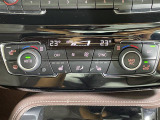【左右独立温度コントロール式フルオートエアコン(DUAL/SYNC)】運転席側と助手席側でそれぞれ自由に温度設定ができ、快適な風量やモードなどを自動調整します!
