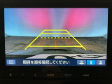 【バックカメラ】運転が苦手な方も車庫入れラクラクです!ギアをリバースに入れれば自動的に切り換わりますので、面倒な操作は不要です♪狭い駐車場もお車を傷つけず安心ですね!