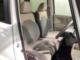 運転席、助手席☆ともにゆとりのある空間となっております♪