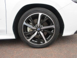 右前 18インチアルミホイール タイヤサイズは、225/45R18です。「*ホイールロックナットは展示用です」