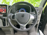 握りやすい形状で、快適なドライビングをサポート。操作性も高く、スムーズな運転を可能にします。手に馴染むステアリングで運転を愉しめます。