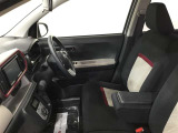 高いホールド性で運転姿勢が安定します。長距離ドライブでも疲れにくいのが魅力です。快適なドライビングライフをお送りください♪