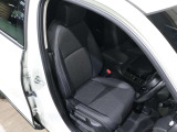 程よい硬さとホールド性が高いシートで長時間運転も快適です。