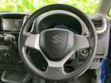 握りやすいステアリングは、長距離運転でも疲れにくい設計です。操作性も高く、スムーズなドライビングをサポートします。