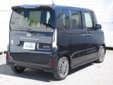 縦長のリアコンビネーションランプを採用。ボディーサイドから流れるキャラクターラインをテールゲートへとつなぐデザインにより、統一感を持たせています。