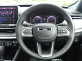 車両の様々なコントロールを行うスイッチ類が集約したステアリング。走行中、前方から目をそらさず、ステアリングから手を離さず、安全性も向上します。