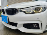 低くワイドに見せるデザインが、420i Mスポーツらしいスポーティで精悍な表情をつくっています。