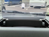 運転に必要な情報を映し出す、ヘッドアップディスプレイ。ドライバーの視線移動や焦点の調節を減らし、安全運転に貢献します。