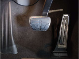 【ペダル】BMWはオルガン式アクセルペダルを採用しています。踏み込む足とペダルが同じ軌跡を描くため、かかとがずれにくく、アクセルコントロールがよりしやすくなるメリットがあります。